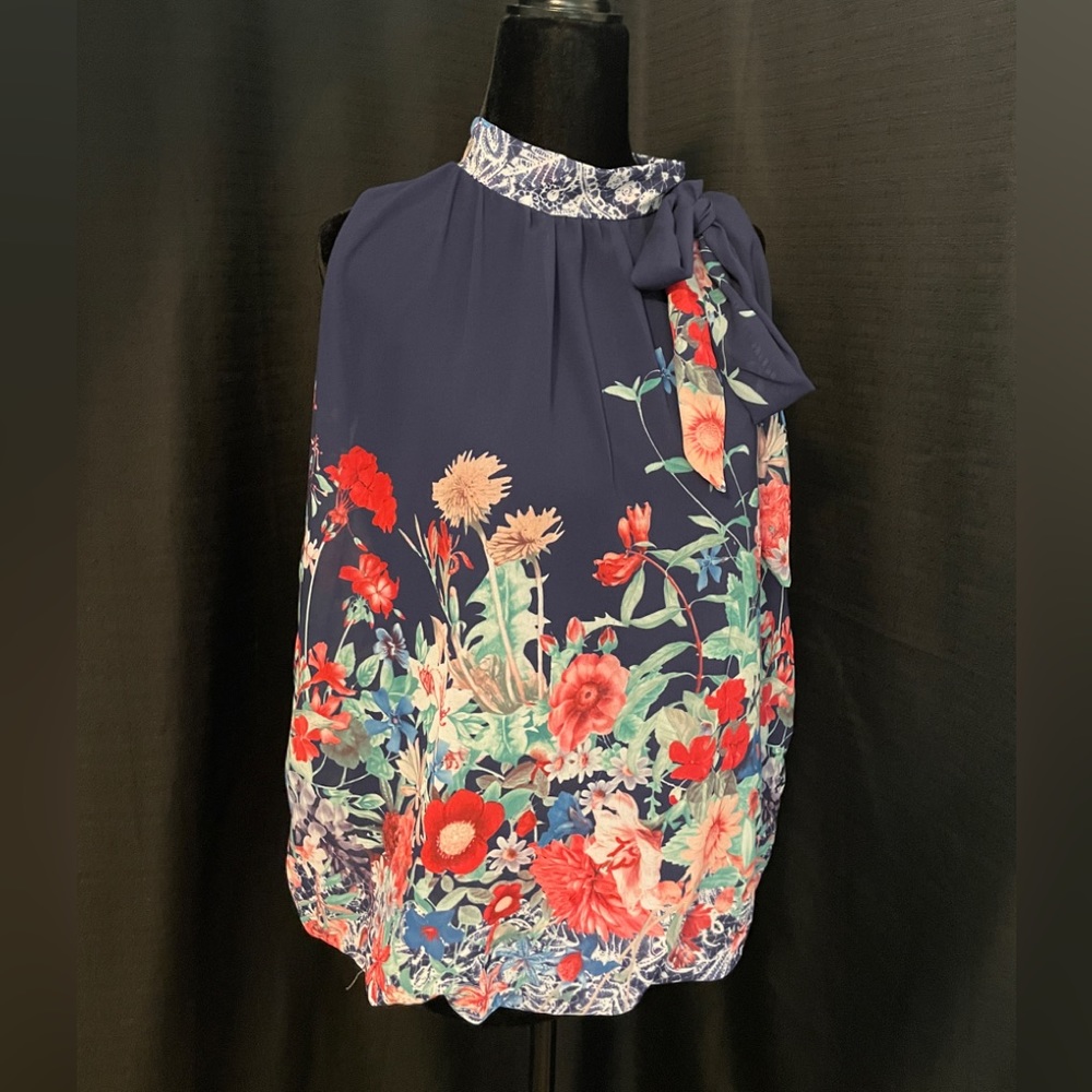 Made in Italy Sleeveless Floral Blouse with Balloon Hem Fits Medium